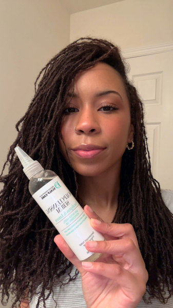 Jailynn Taylor holding the Design Essentials Scalp  Skin Care Detox Tonic